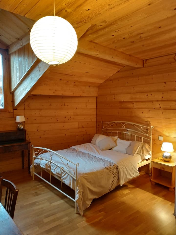 Dhomë gjumi 1 - 140cm krevat + tavolinë dhe magazinim