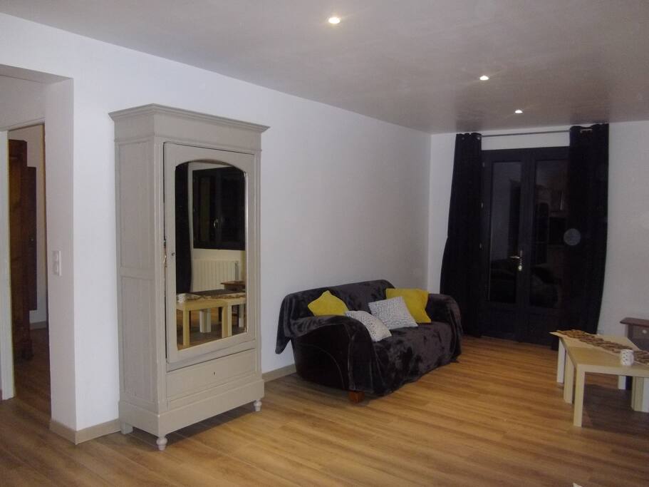 espace séjour de 45 m2, 2 canapés dont un clic-clac