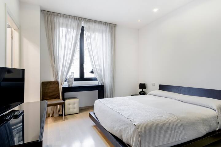 Modern Apartment Next to the Duomo gallery image 4