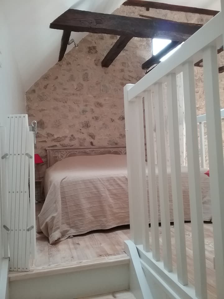 ანტრესოლიანი საძინებელი ორადგილიანი საწოლით  