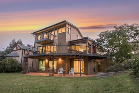 The Lakehouse 3 story house, sleeps 10, 2.5 baths