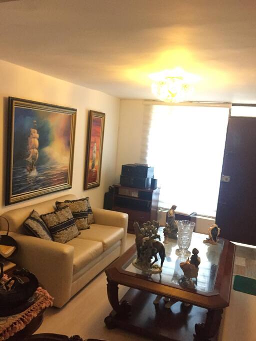 Una sala acogedora que se adapta a tus necesidades.