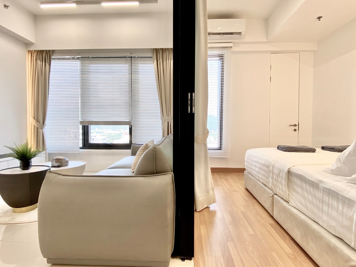 Dormitorio 2 (ubicado a la derecha del salón con puerta corrediza + cortina) - Una cama tamaño queen