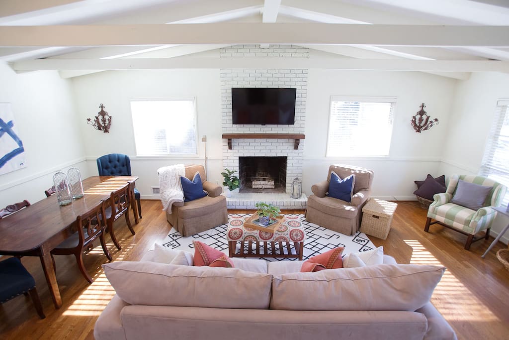 Cozy living area with plenty of seating!