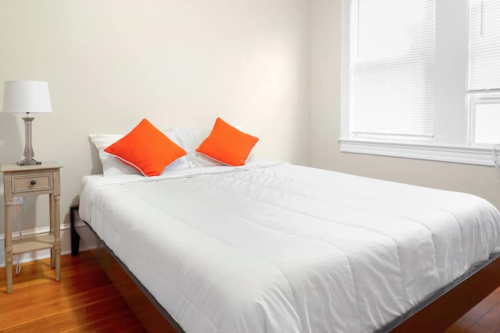 Chumba cha kulala 1 [Kitanda cha Malkia]
"Tom na Charles walikuwa wazuri na wenye kujibu maswali mengi! Eneo zuri huko Newport, hakika litarudi!" - Ulysses | Januari 2023