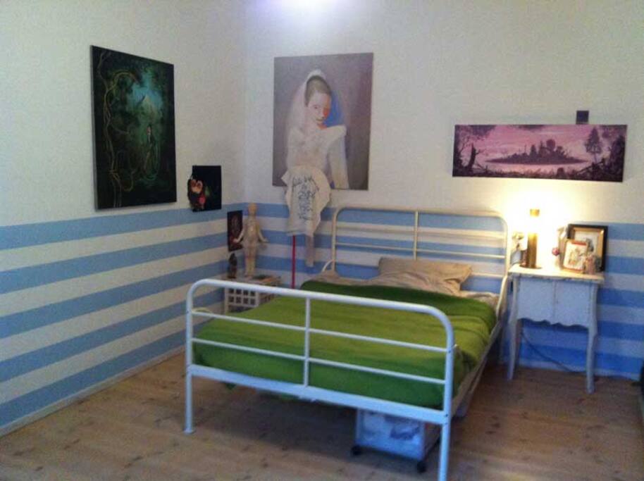 comfortable bed for two, quiet environment
