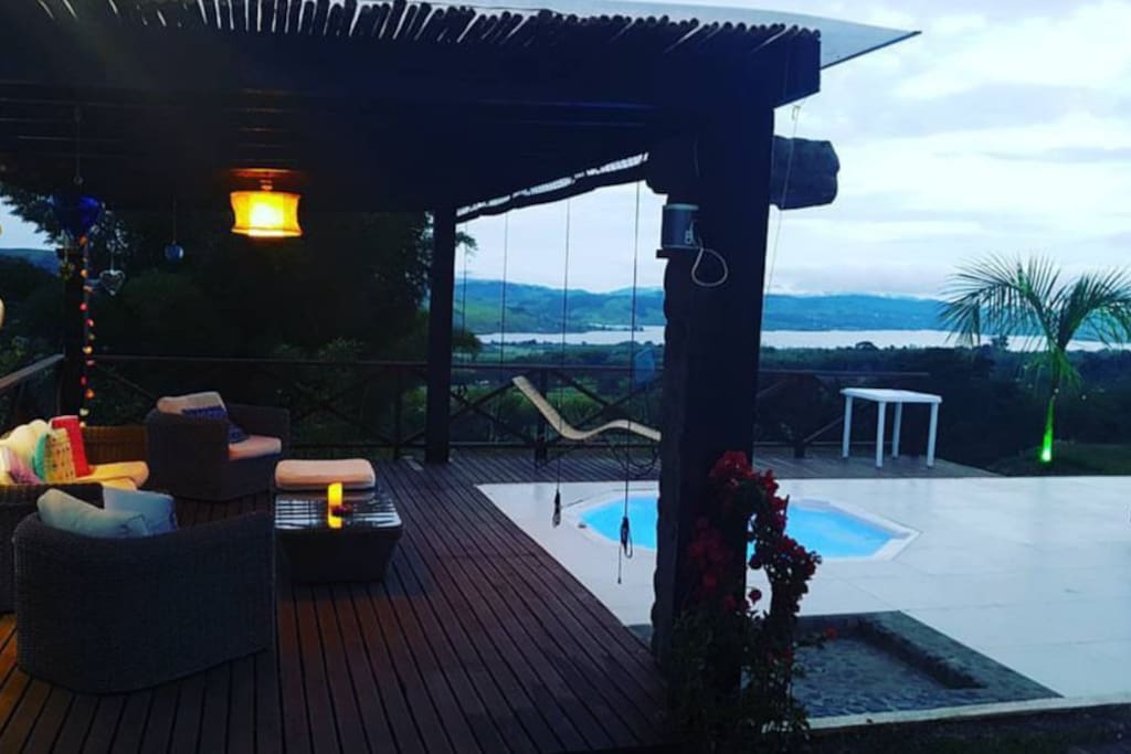 Deck con hermosa vista al lago. Cuenta con sonido y video