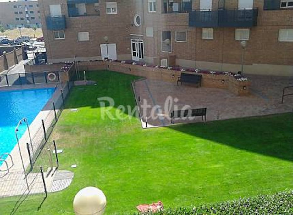 jardín y piscina