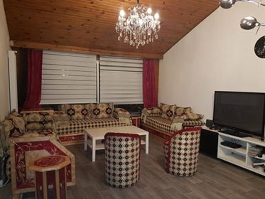 Salle à manger, coin télévision, et baie vitré du jardin