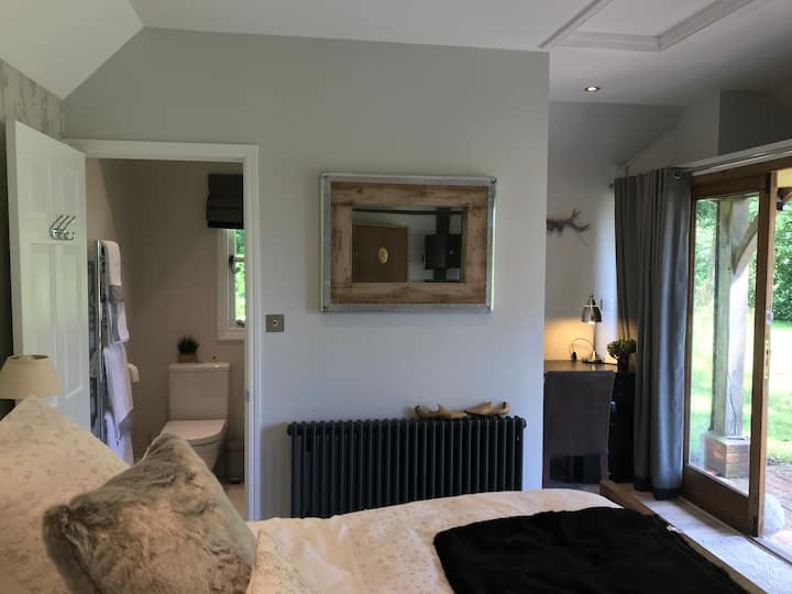 Peaceful Surrey Hills Garden Room - Shere