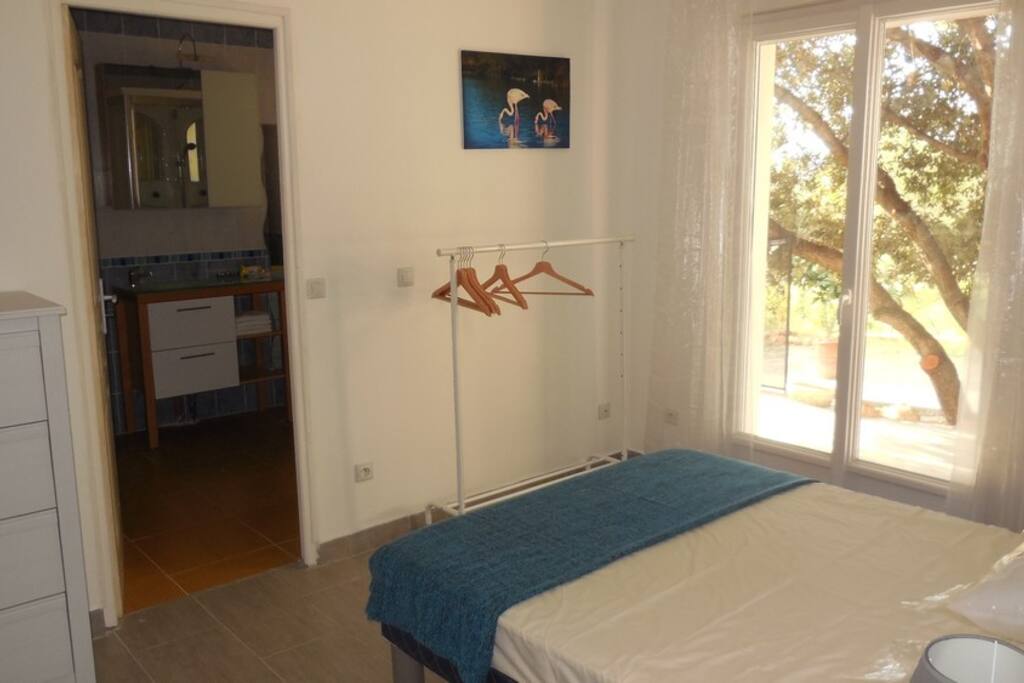 Chambre à coucher avec un grand lit
