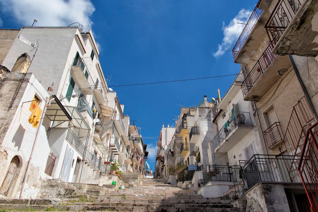 The house in the street (left) - Starda grann' (Via De Angelis), la casa (a sinistra)