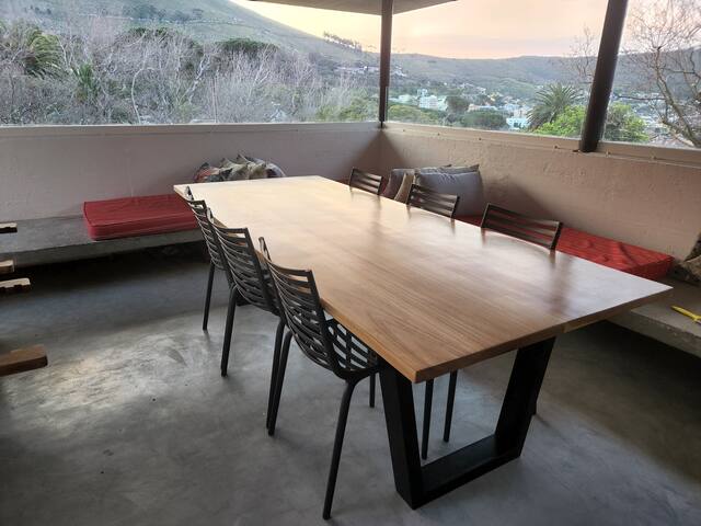 Stunning 5-bed Villa in leafy Higgovale plus Car gallery image 2