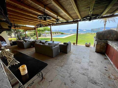 Beachfront Villa Aris