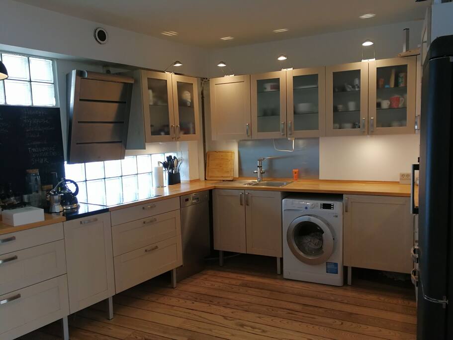 Kitchen (with dishwasher and washingmaschine)