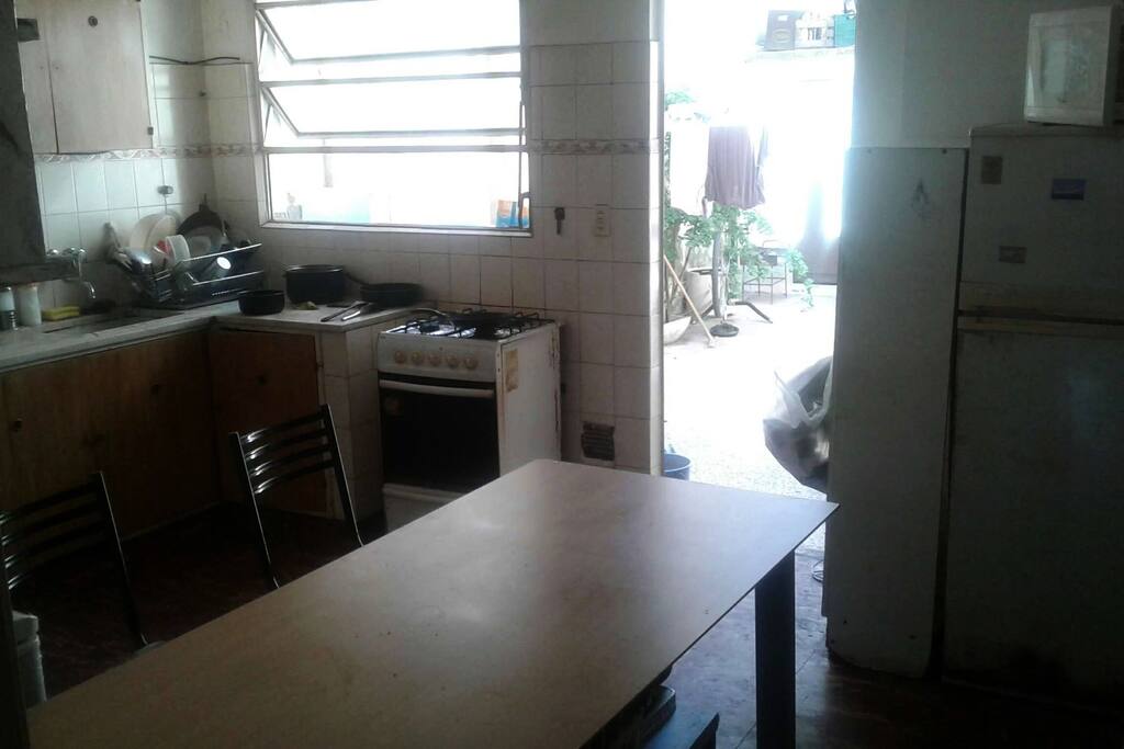 La cocina, totalmente equipada. Our kitchen, with all the toys.