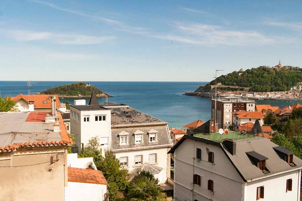 Vista desde la terraza con vistas al mar y barbacoa