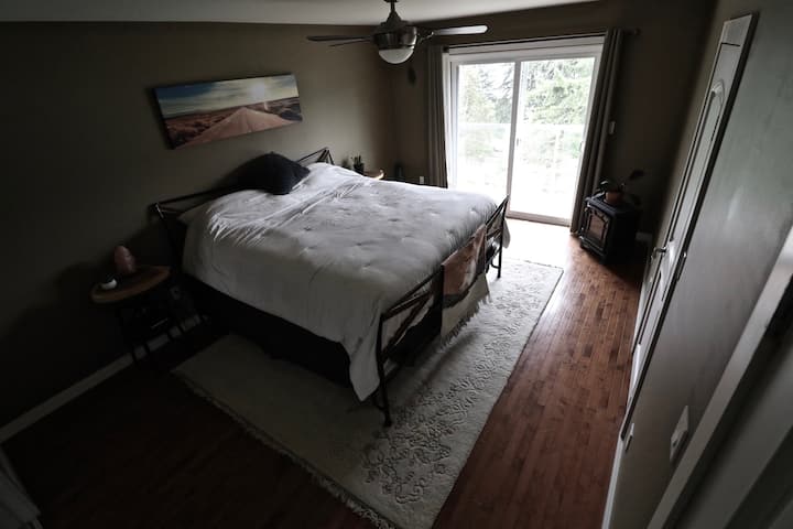 Საძინებელი 1 - მთავარი საძინებელი დიდი ზომის საწოლით, დიდი სააბაზანოთი და სასრიალო კარებით ტერასაზე გადასაფარებლად.

Დიდი გასეირნება კარადაში, გასრიალებული სარკის უკან, ბავშვისთვის ან ზრდასრული ადამიანისთვის განკუთვნილი საწოლით, ნახევრად ცალკე დასაძინებელი სივრცისთვის.