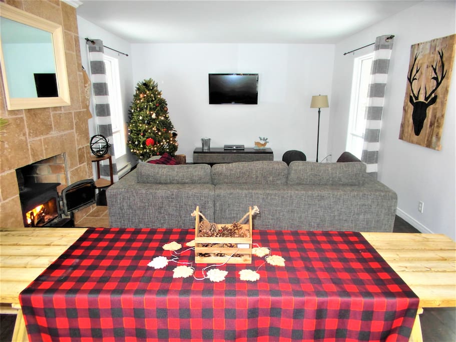 Salon et grande table à manger.