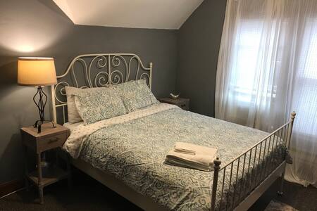 Near Downtown, Cozy Queen [7a]