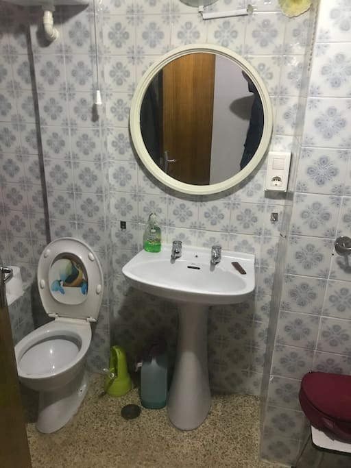 Cuarto de baño con bañera y toallas