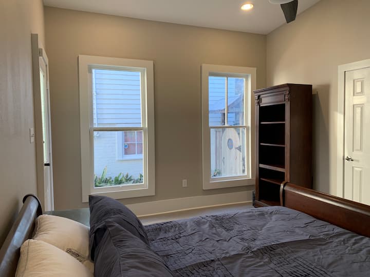 ห้องนอนชั้นล่างพร้อมห้องน้ำส่วนตัวเต็มรูปแบบมีทางเข้าแยกต่างหาก