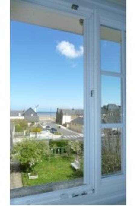 Vue mer de la salle et cuisine