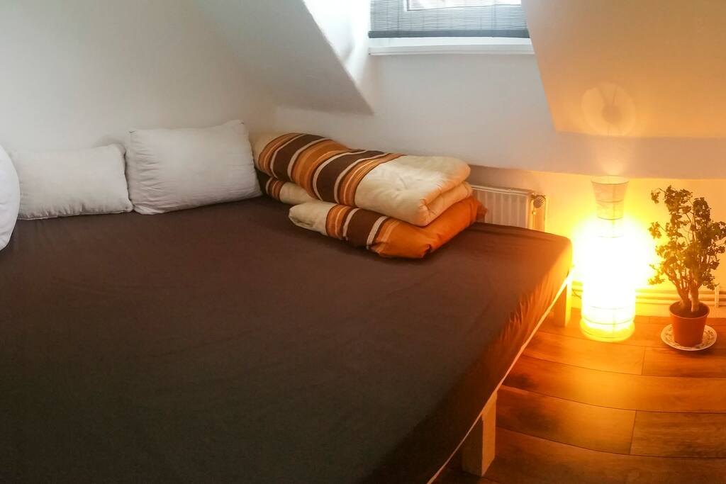 Schlafzimmer mit 180x200 Bett