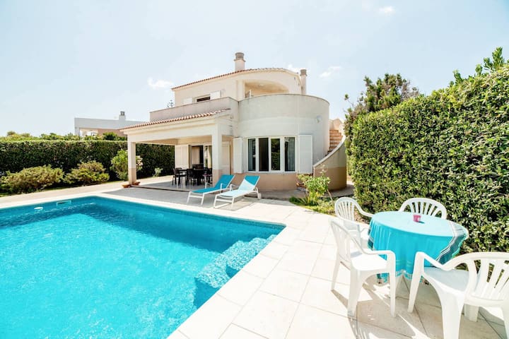 Villa with pool and A/C seafront and beach acces