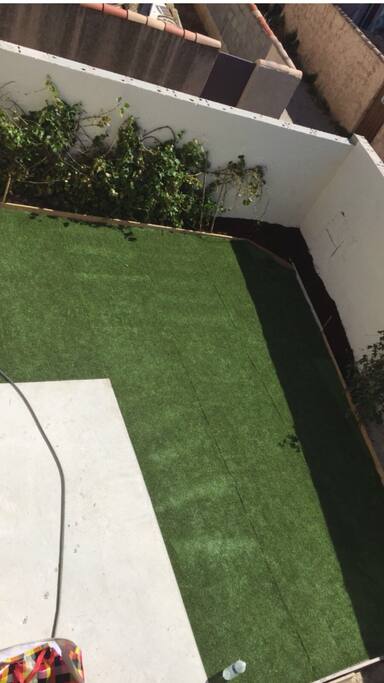 Jardin 70m2 avec terrasse, pelouse, sans vis à vis, parasol et salon de jalon, barbecue et plancha