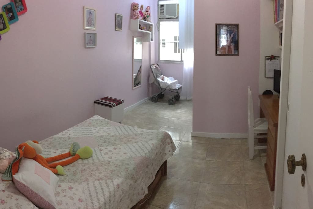 Quarto com 2 camas e banheiro (A 2-bed bedroom with coupled bathroom)