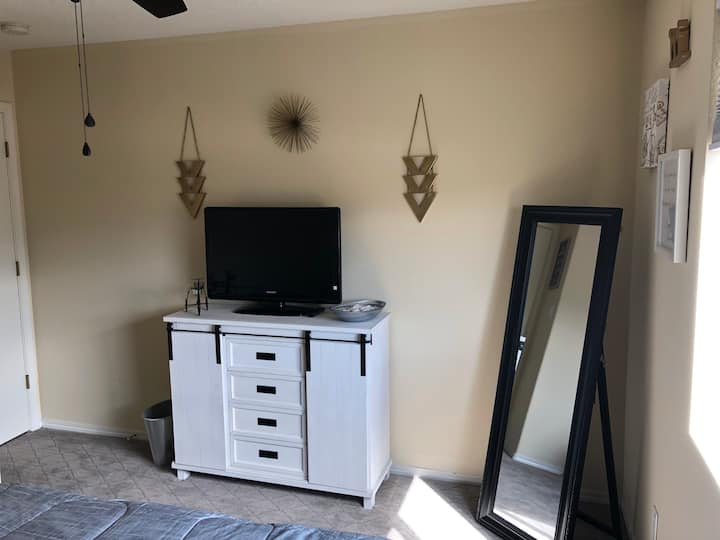 Ladenkast in de slaapkamer van de gast met tv en Roku-streamingsysteem