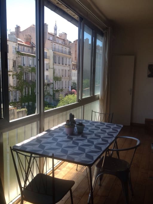 Coin repas avec vu sur jardins et notre Dame de la Garde au loin!