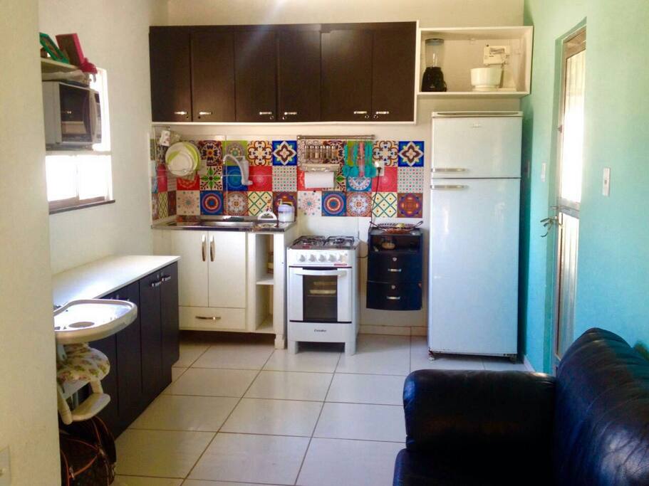 Cozinha mobiliada e bem iluminada