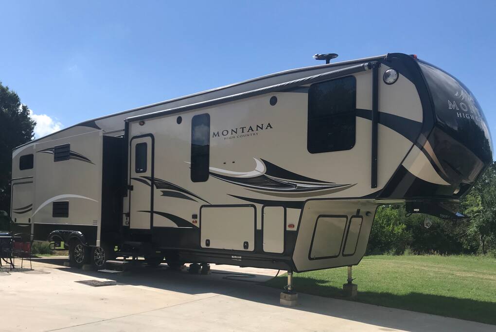 Beautiful RV on our property just minutes from Gruene! Not pictured- outside eating area, BBQ pit & fire pit for s'mores!