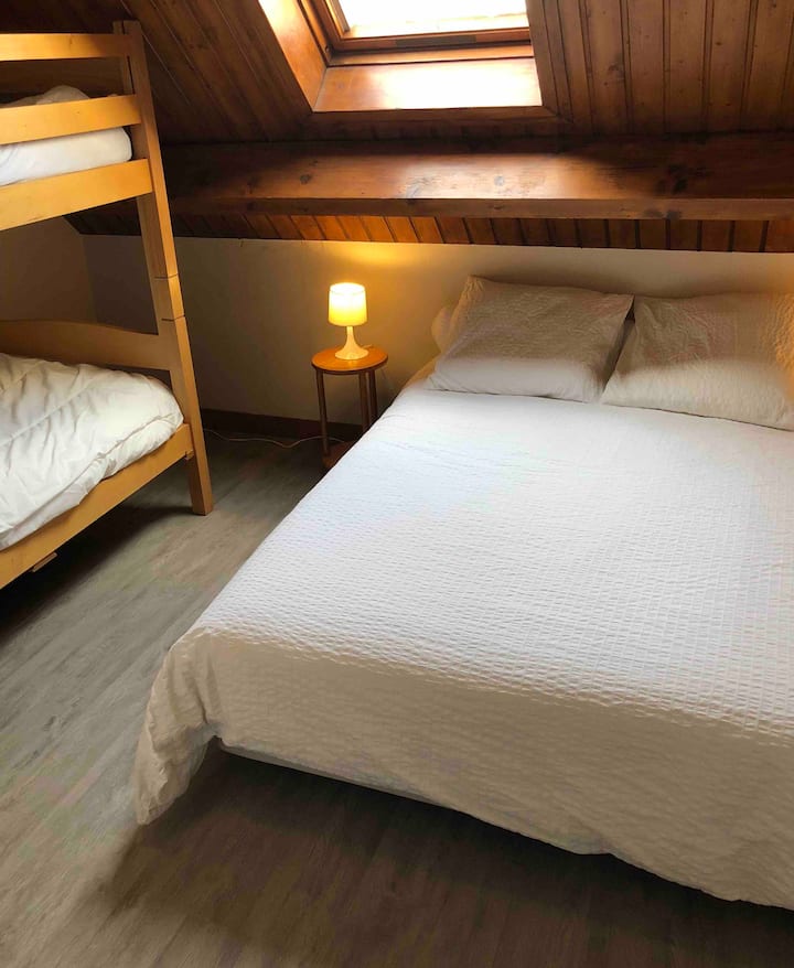 غرفة بسرير 140 سريرًا و 90 سريرًا بطابقين