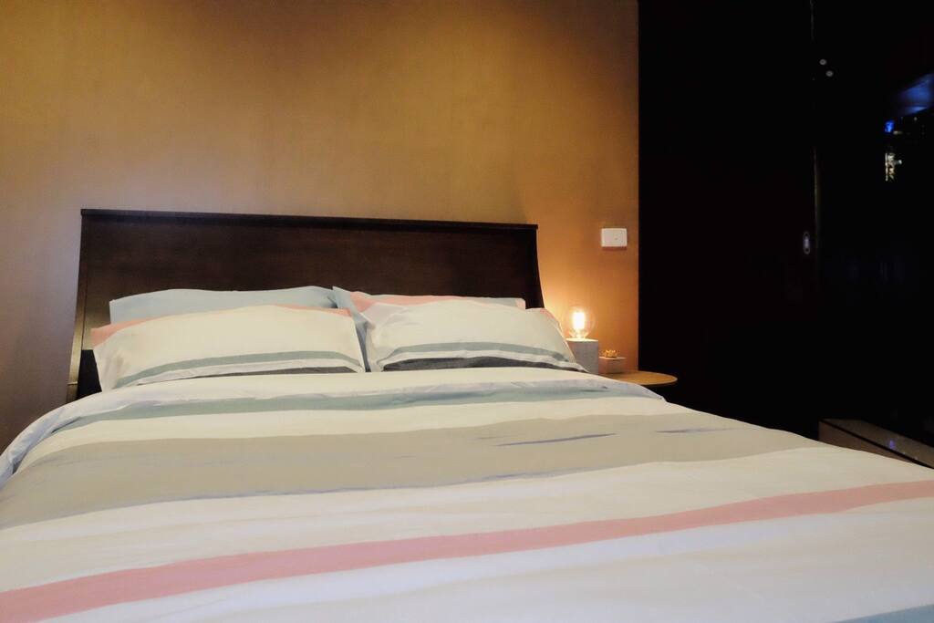 bedroom with queen bed