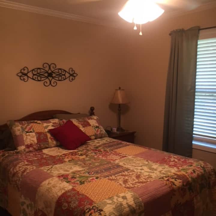 Chumba cha malkia kina kitanda kizuri cha malkia kilicho na stendi ya usiku na kituo cha kuchaji. Wageni watapata sehemu za kufungia mizigo kwenye kabati lenye nafasi kubwa.