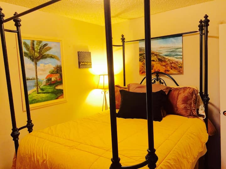 Comoda camera da letto matrimoniale in fondo al corridoio con vista sulla baia. 