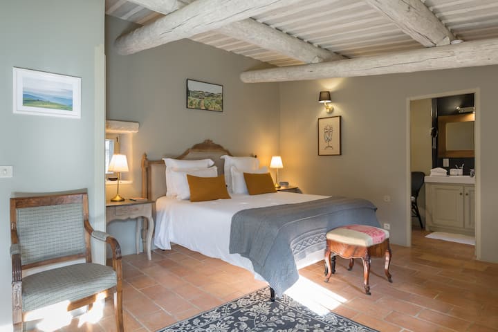 Master bedroom (king size bed) with en-suite bathroom