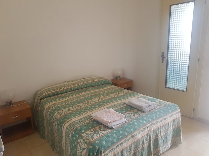 letto matrimoniale e porta bagno