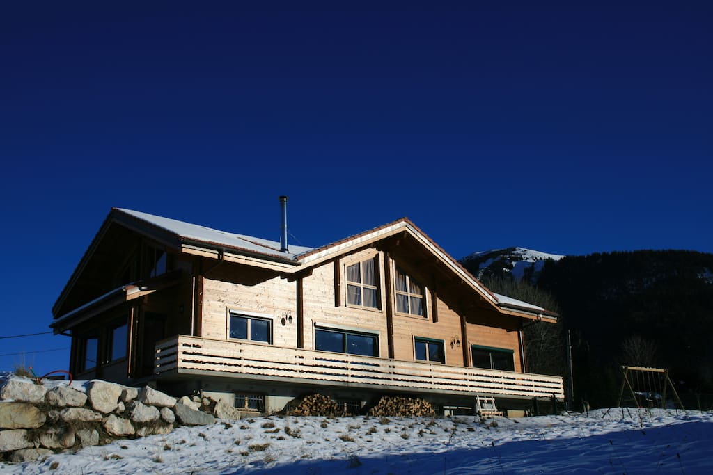 Vue de côté du chalet par grand ciel bleu