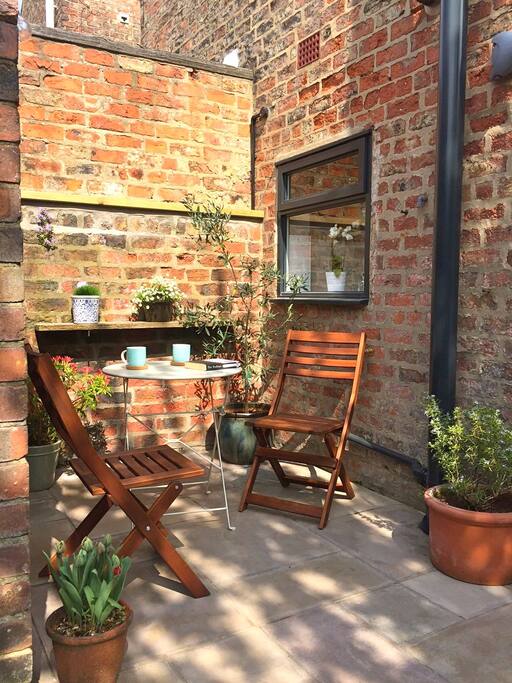 Lovely private outdoor space to enjoy