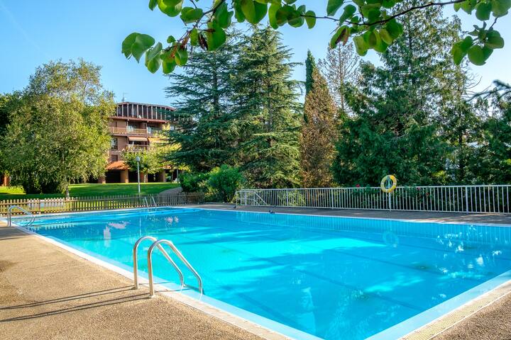 Beautiful 4 Bedroom apartment with pool&garden