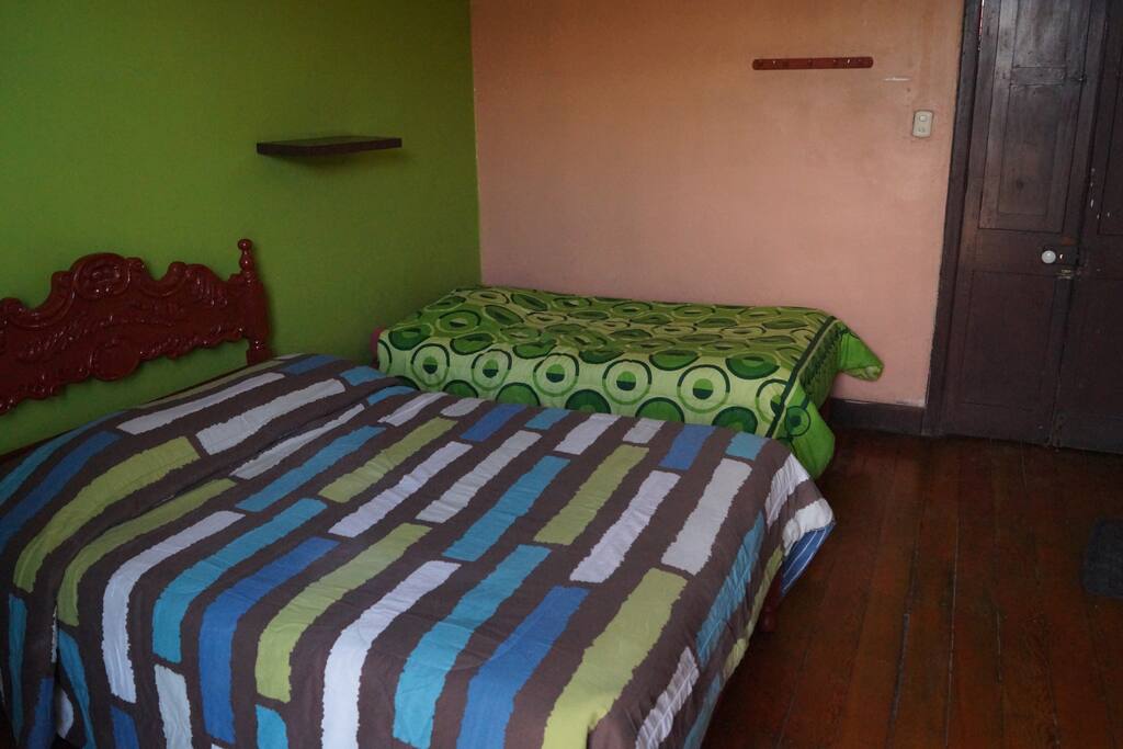 amplia habitacion con balcon