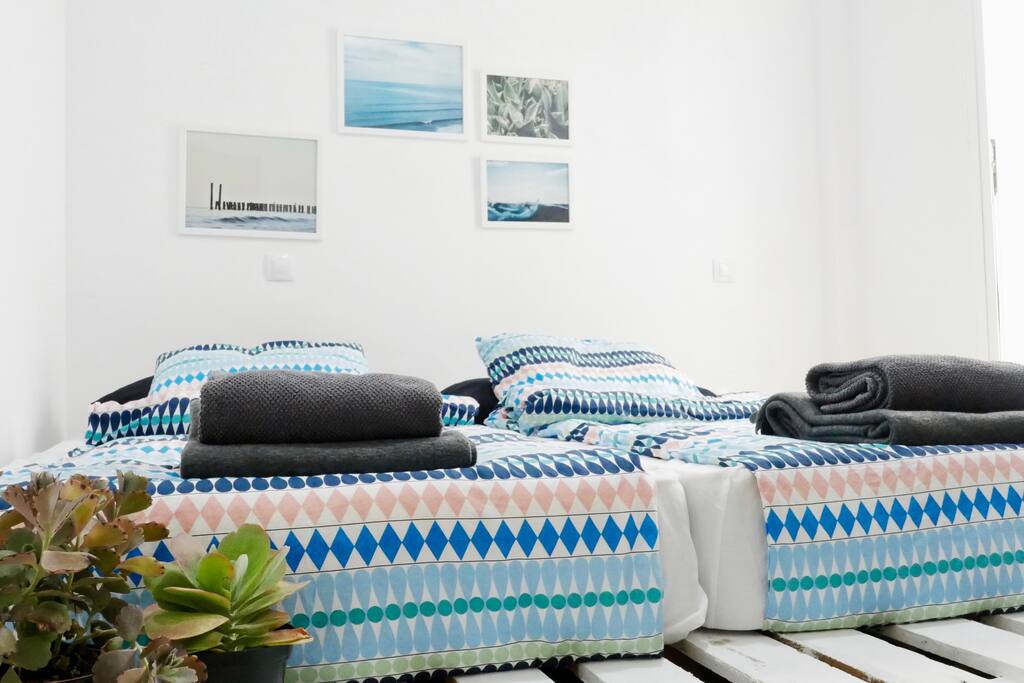 Bedroom with two single-beds