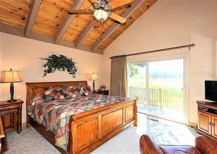 غرفة نوم رئيسية مع شرفة خاصة