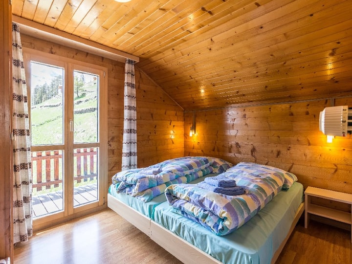 Ნომერი 2 საწოლითა და სამხრეთით მოპირდაპირე აივნით