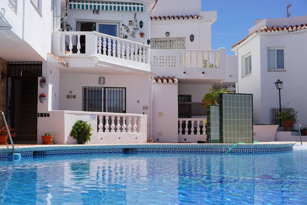 Vista desde la piscina a Casa Coral