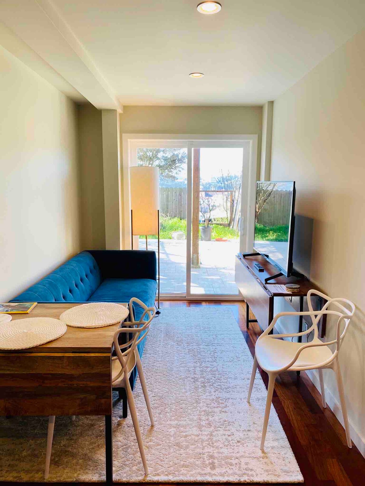 Popular Airbnb listing: 2B1.5B suite StunningView Hill Top 24hr Free Pking in Excelsior